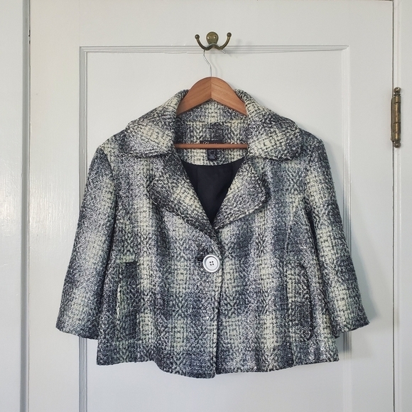 Cartise Jackets & Blazers - Cartise Cropped Blazer – Size 8 Canada / Size 6 US – Silver/Cream